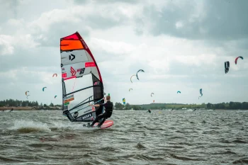 DE 5 BESTE WINDSURFSPOTS IN NEDERLAND