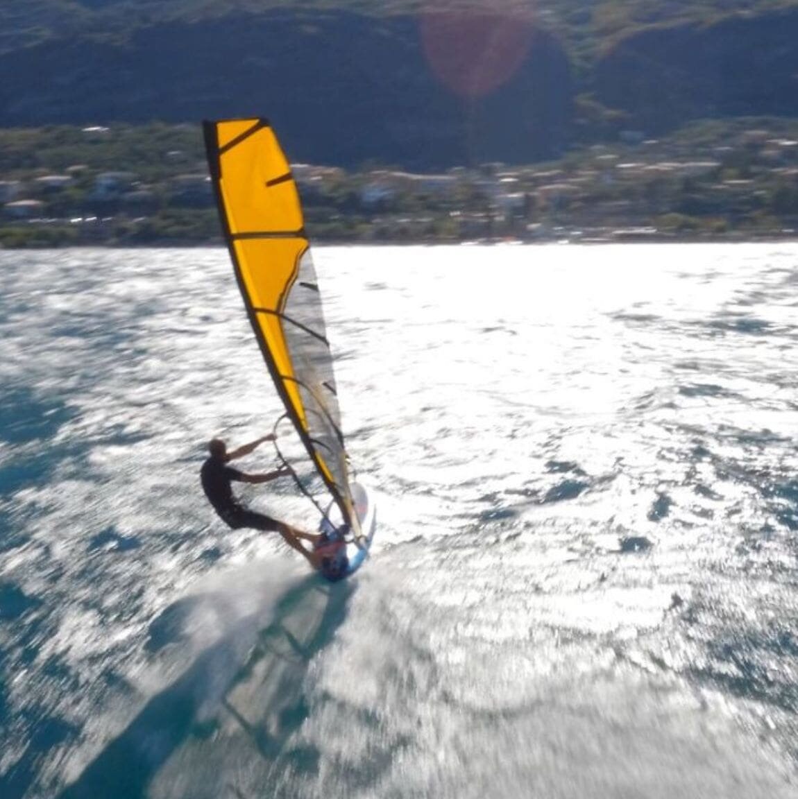 Windsurfer op het water