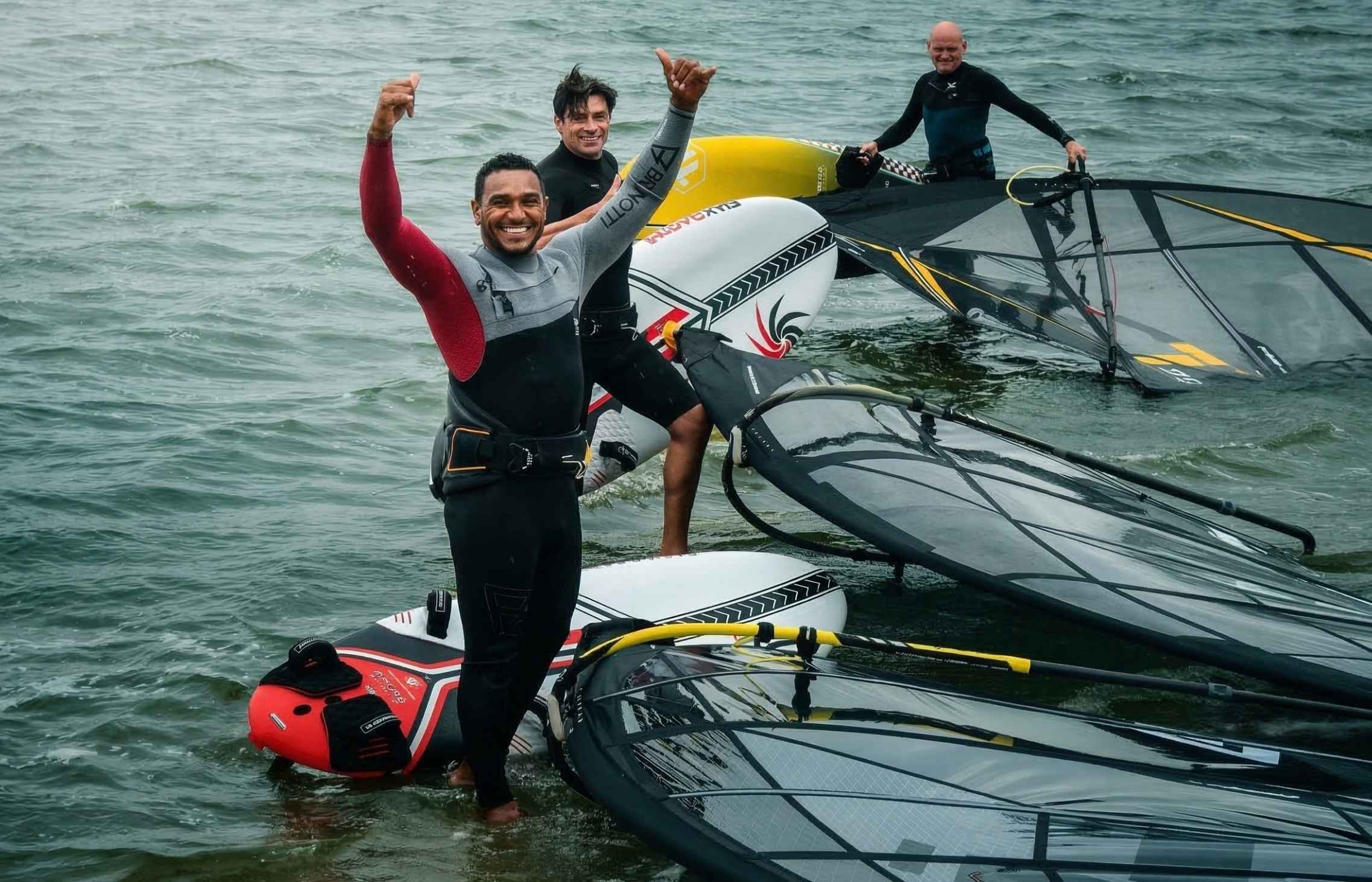 Windsurfers in het water