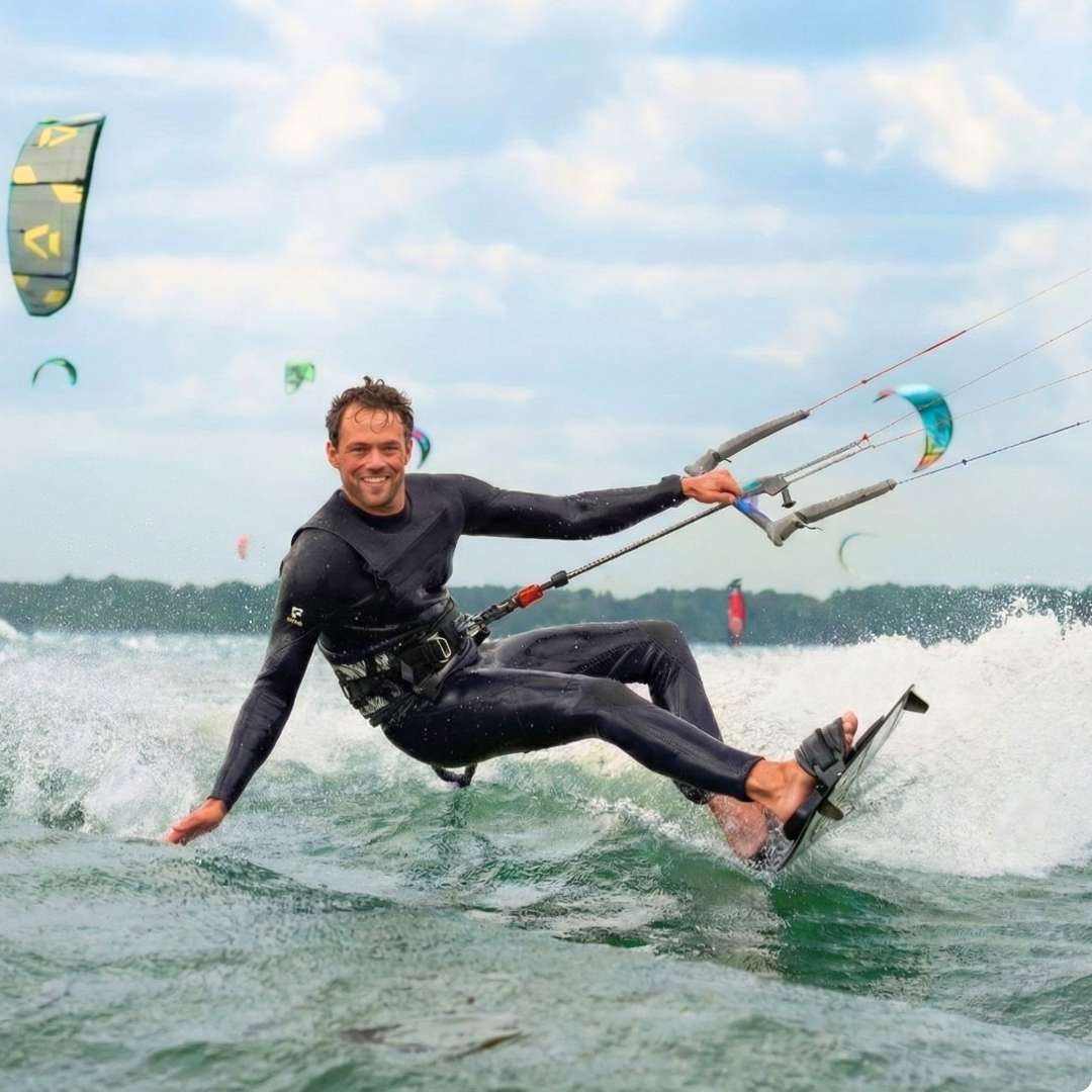 Kitesurfer op het water