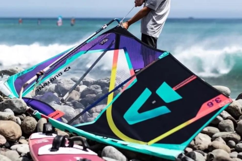 Windsurfzeil optuigen en aftuigen